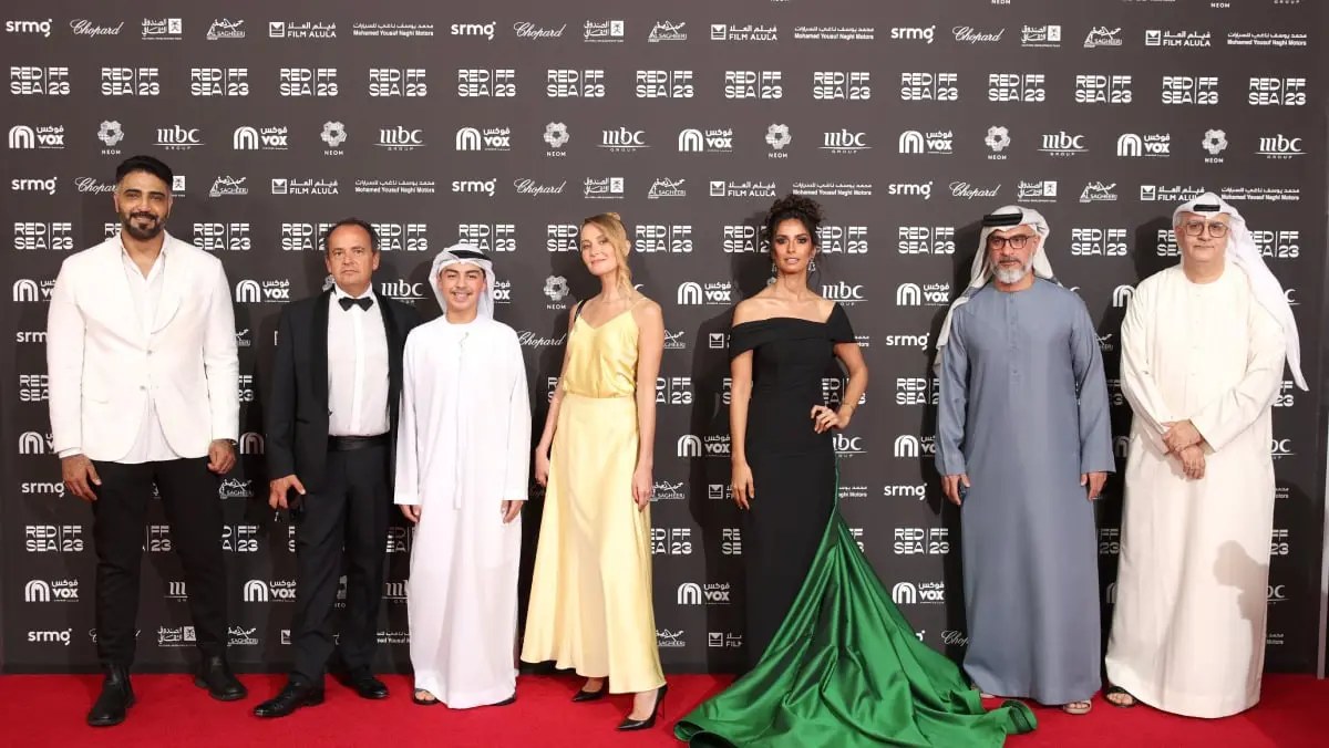 أبطال الفيلم الإماراتي "ثلاثة" يحتفلون بعرضه في "البحر الأحمر" 