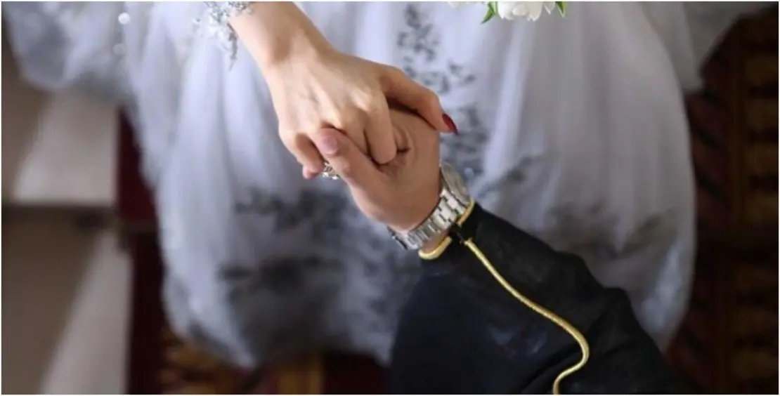 فيديو لعريس يعزف على العود وزوجته تغني.. يحظى بإعجاب السعوديين