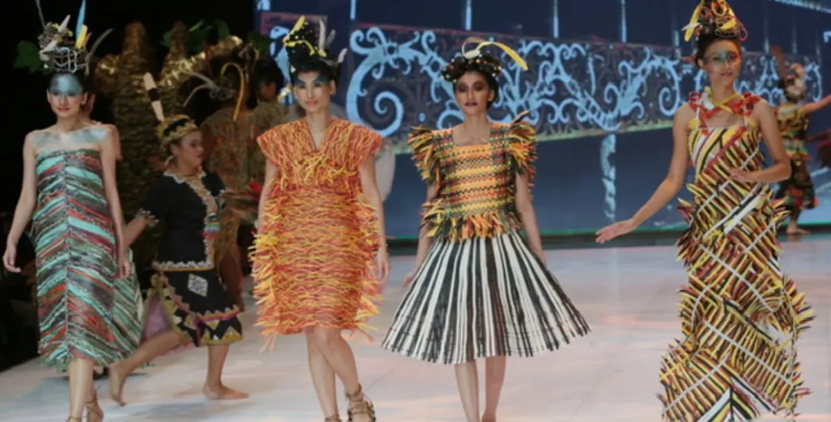 مصممو الأزياء في أسبوع الموضة الإندونيسي يستخدمون النفايات البلاستيكية في تصميماتهم الجديدة!