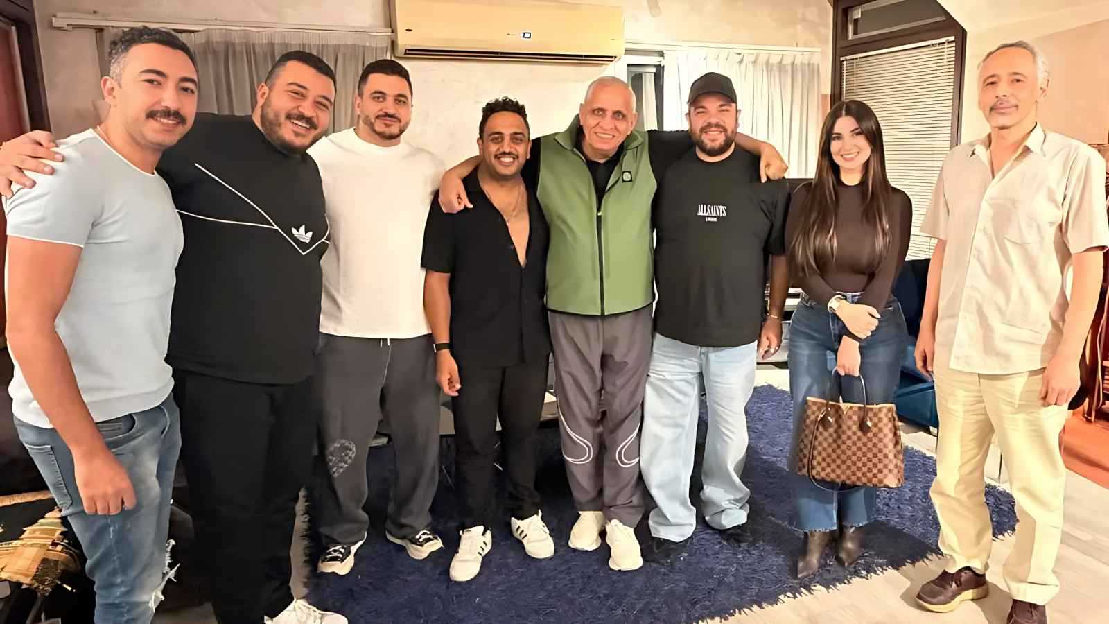 صناع فيلم "101 مطافي" يحتفلون بانتهاء التصوير