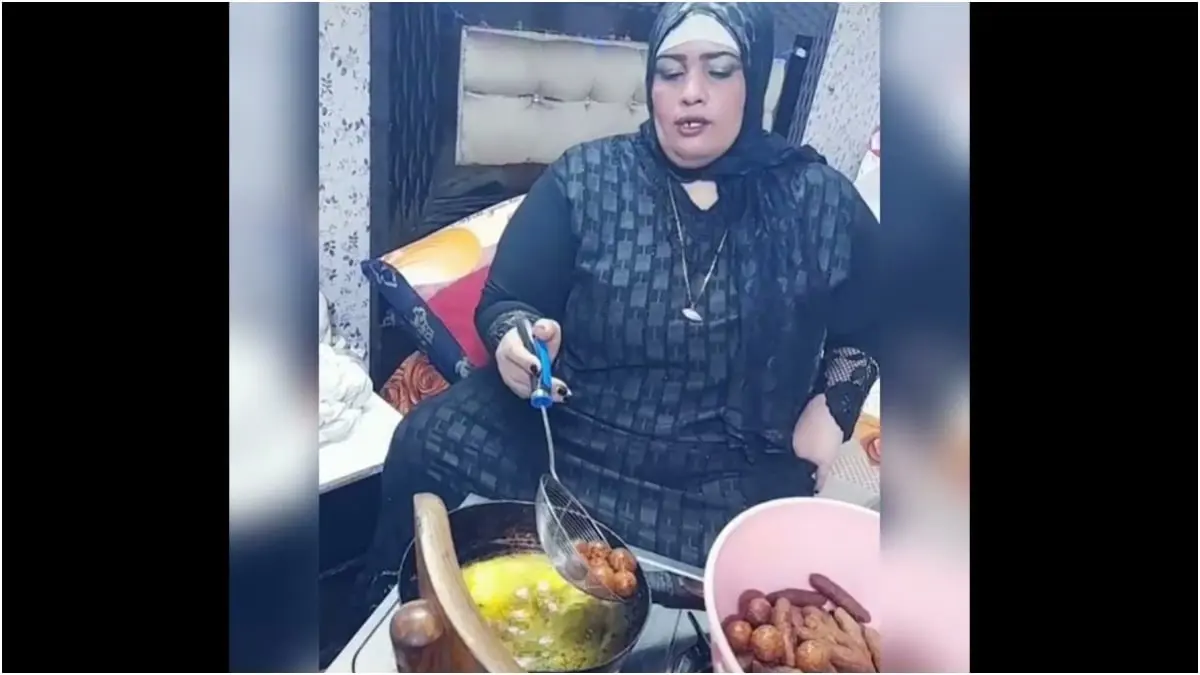 أم نور الشهيرة بالطهي في غرفة نومها تخلع الحجاب 