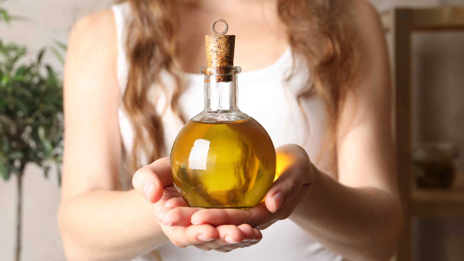 فوائد وأضرار شرب زيت الزيتون صباحًا 