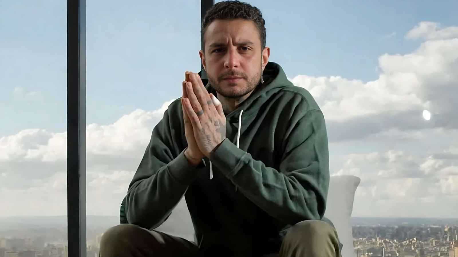 أشرف زكي يفسر غياب أحمد الفيشاوي عن جنازة والدته (خاص)