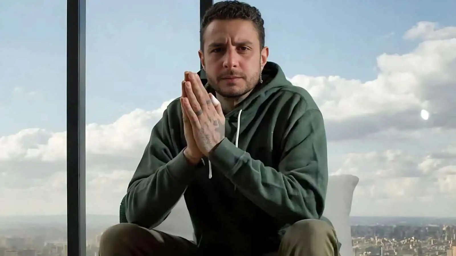 أشرف زكي يفسر غياب أحمد الفيشاوي عن جنازة والدته (خاص)
