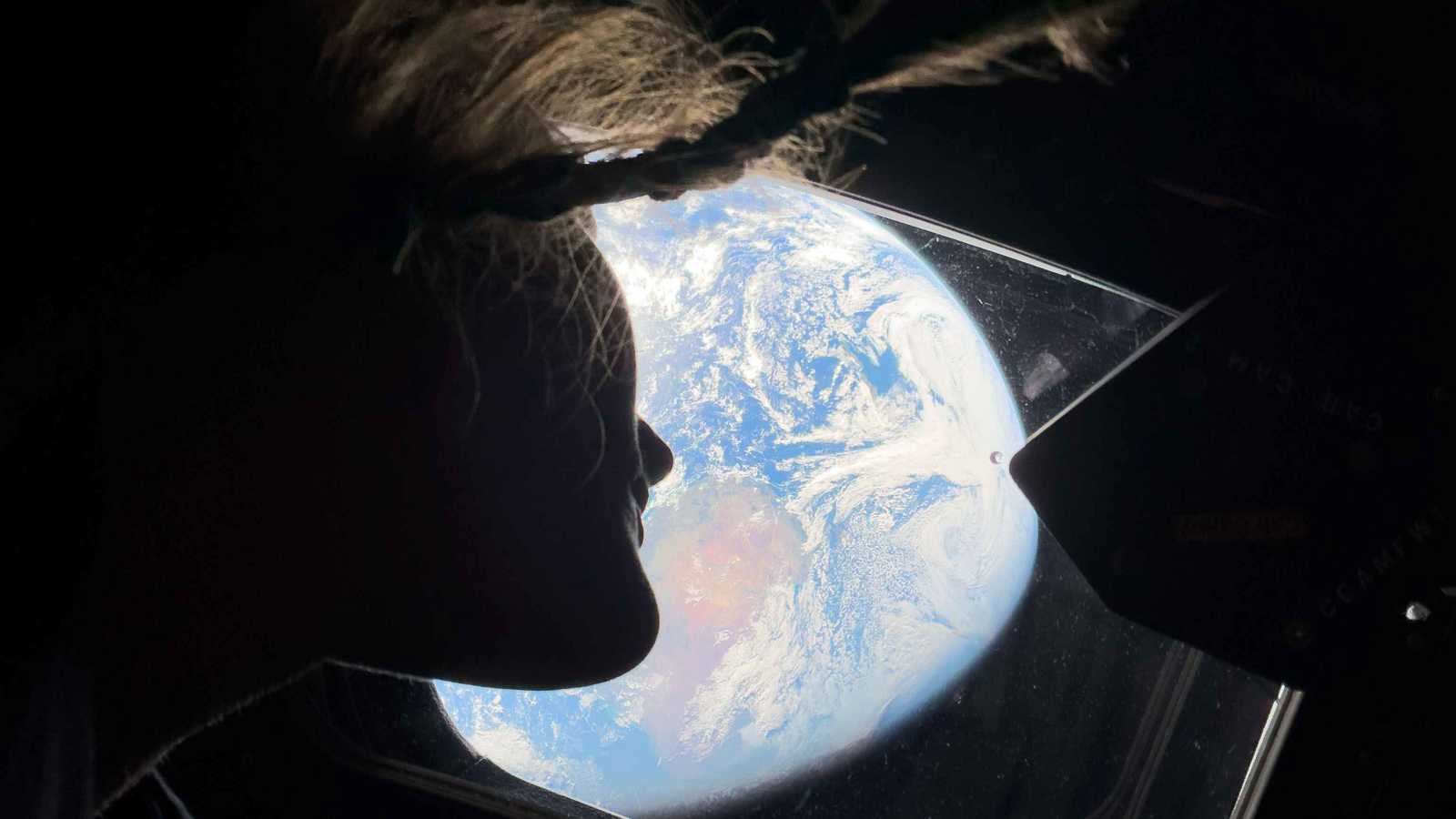 "أرتيميس 2" تتجاوز منتصف المسافة بين الأرض والقمر 