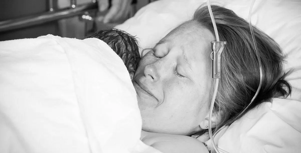 صور ساحرة لأطفال وأمهاتهم بعد الولادة بثوان