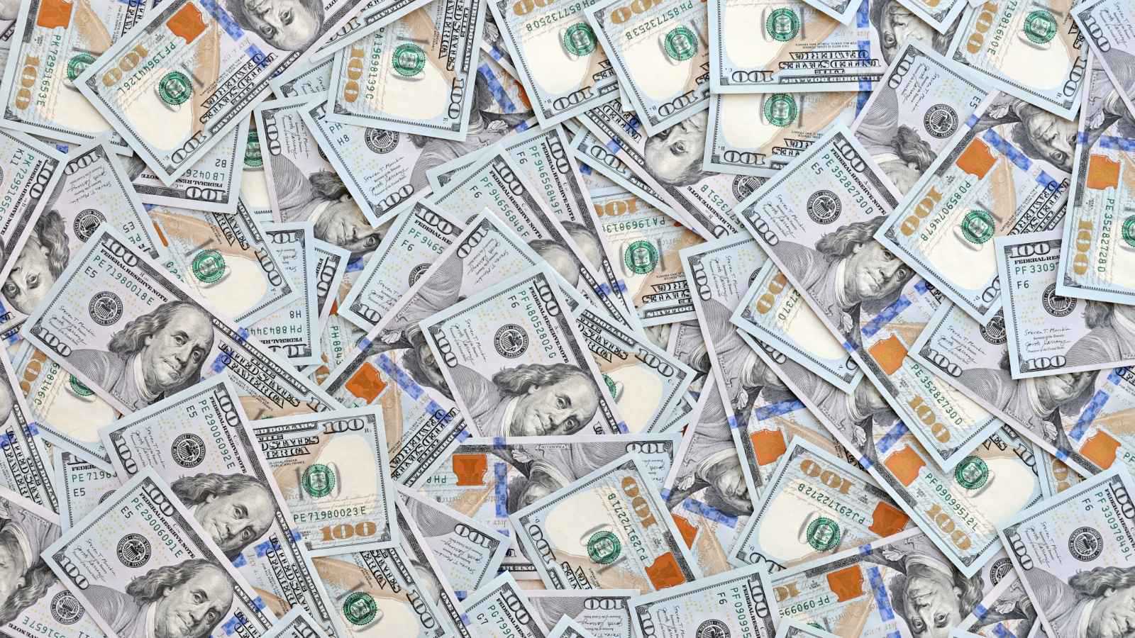 سيدة صينية تنثر مليون دولار من شرفة منزلها