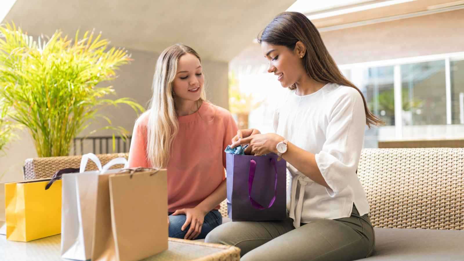 الغيرة المالية بين الصديقات.. كيف تتعاملين؟