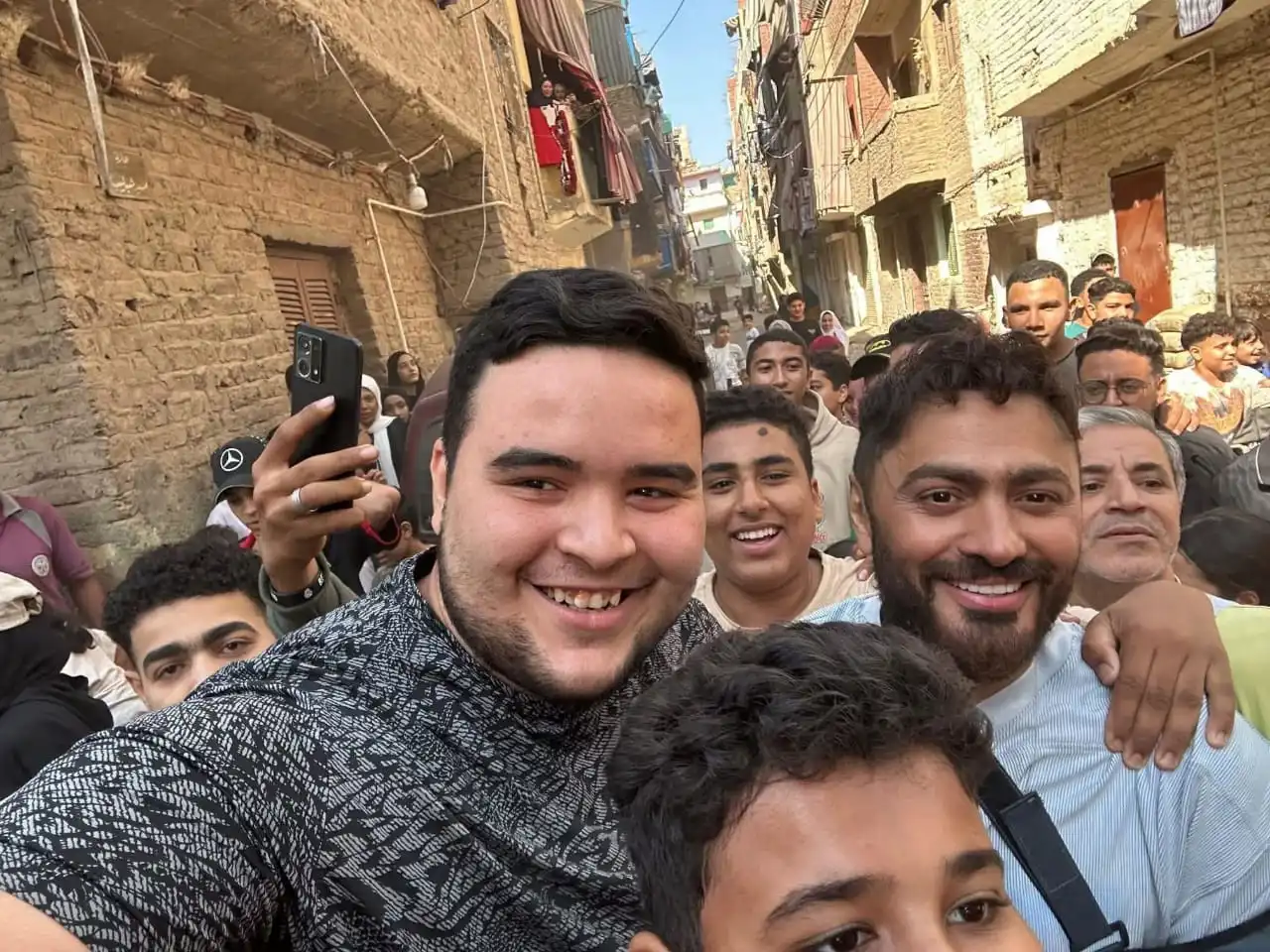 تامر حسمي يزور طفلة مريضة بالسرطان وحشد الجمهور حوله 