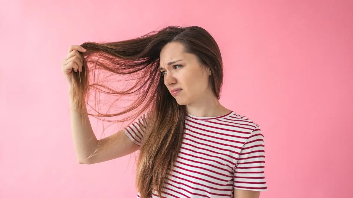 هل تسهم الدورة الشهرية في جعل شعرك دهنيًا؟