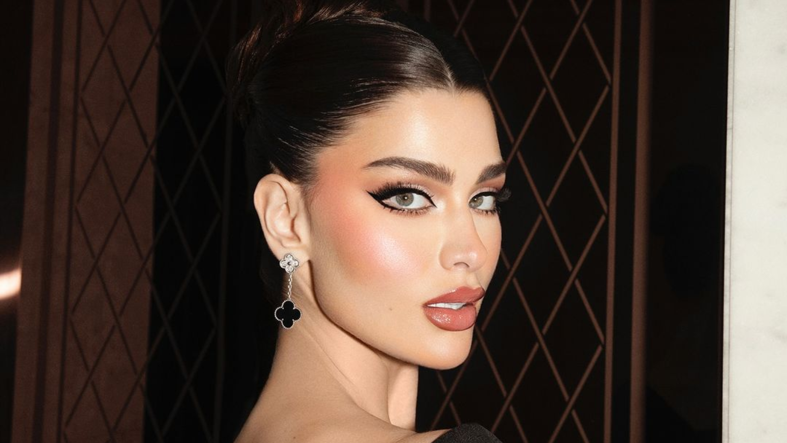 لقاء مؤثر يجمع روان بن حسين بابنتها لونا بعد عام من الفراق