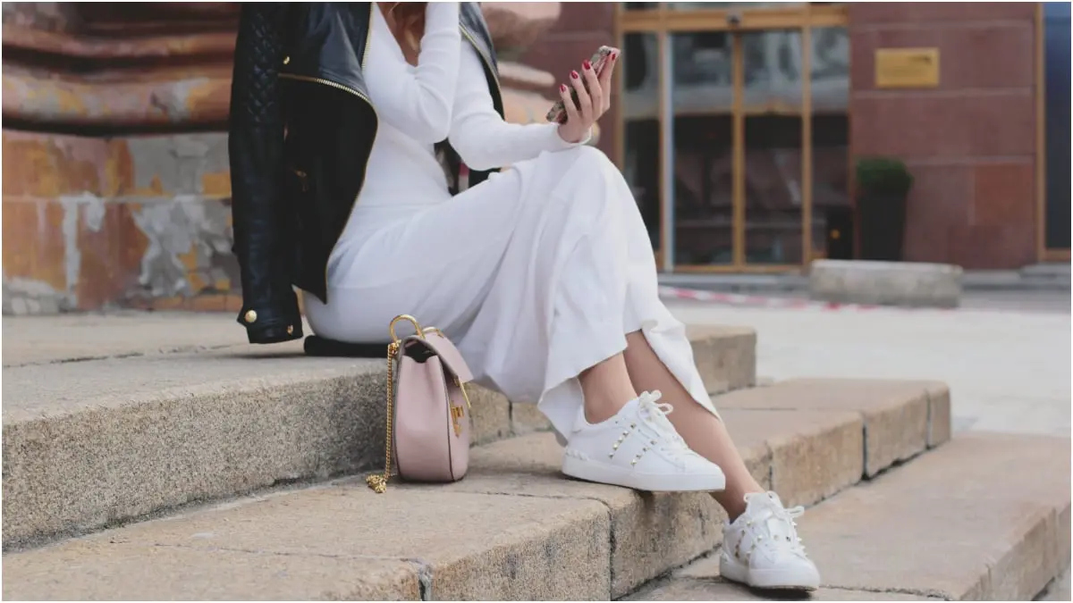 أحذية السنيكرز البيضاء.. كيف تنسّقينها خلال الخريف؟