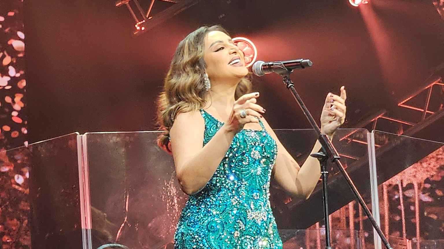 أنغام تتصدّر الترند بحفل أبوظبي.. تذاكر نفدت وأجواء طربية استثنائية 