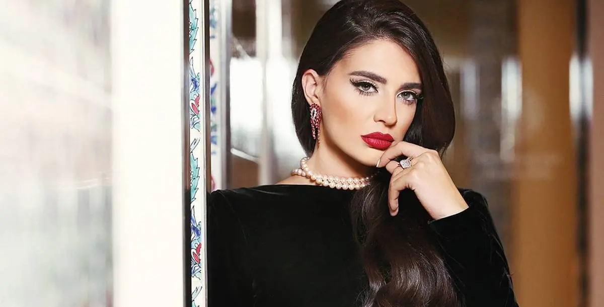 ملكة جمال لبنان بيرلا حلو تخضع لأول جلسة تصوير ملوكيّة بعد تتويجها