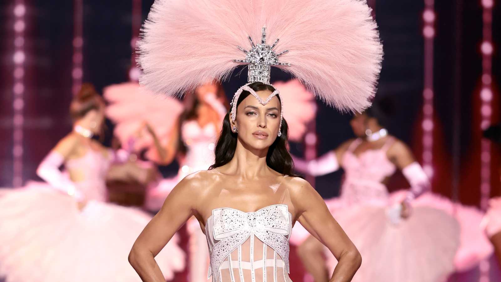 عرض فيكتوريا سيكريت 2025.. إطلالات أنثوية جريئة | فوشيا, image size:1600x900