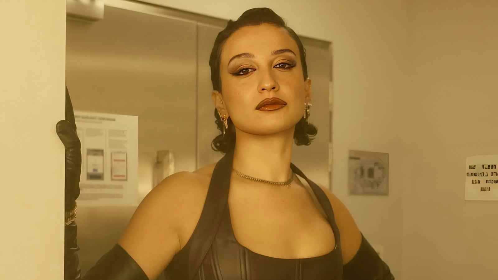 مليكة شاهين تعلن حملها على المسرح 