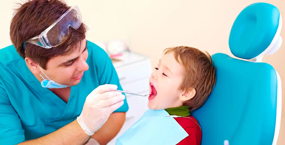 متى تصطحبين طفلك إلى طبيب الأسنان لأول مرة؟