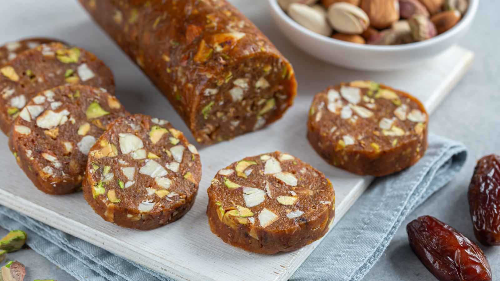 وصفة رول التمر والمكسرات الصحية