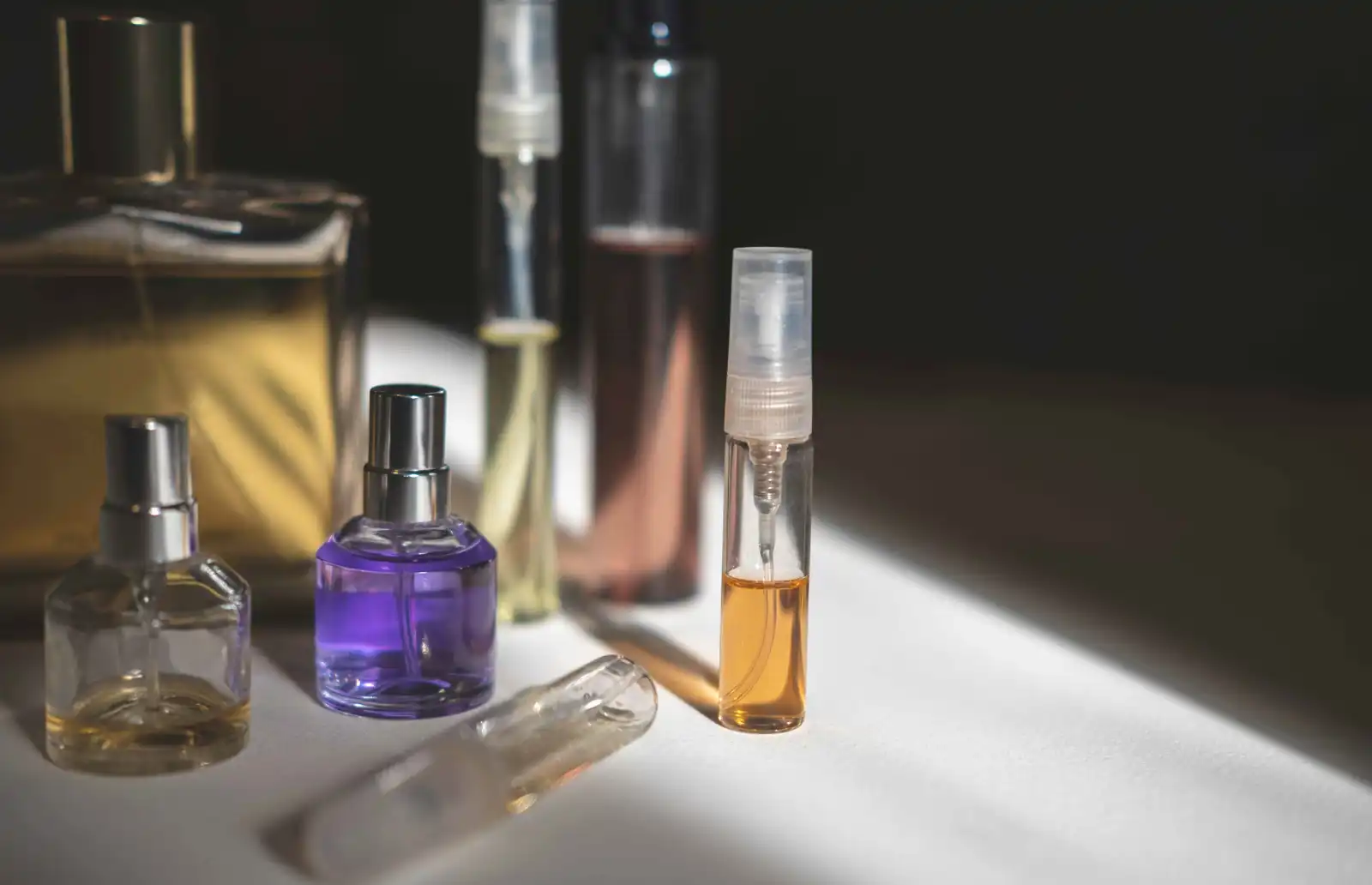 عطر صغير لحقيبة المكياج