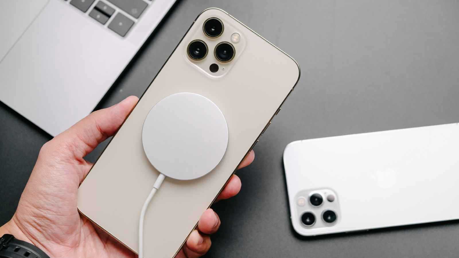 هل تهدد نحافة آيفون القابل للطي وجود MagSafe؟