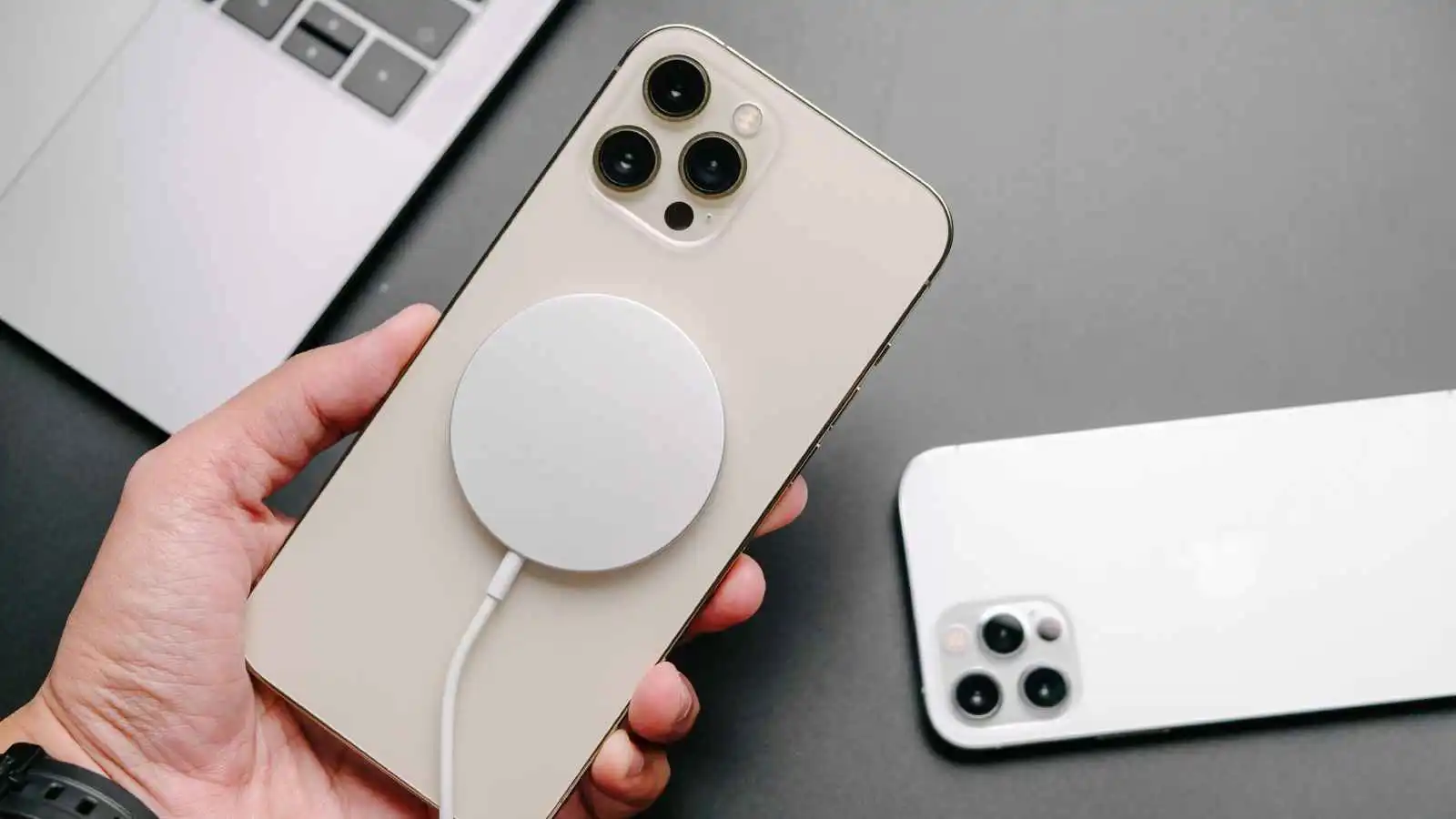 هل تهدد نحافة آيفون القابل للطي وجود MagSafe؟
