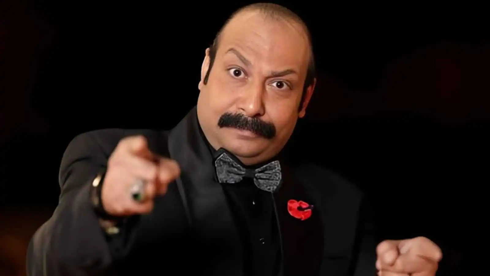 محمد ثروت يوثق أجواء احتفاله بعيد ميلاد زوجته