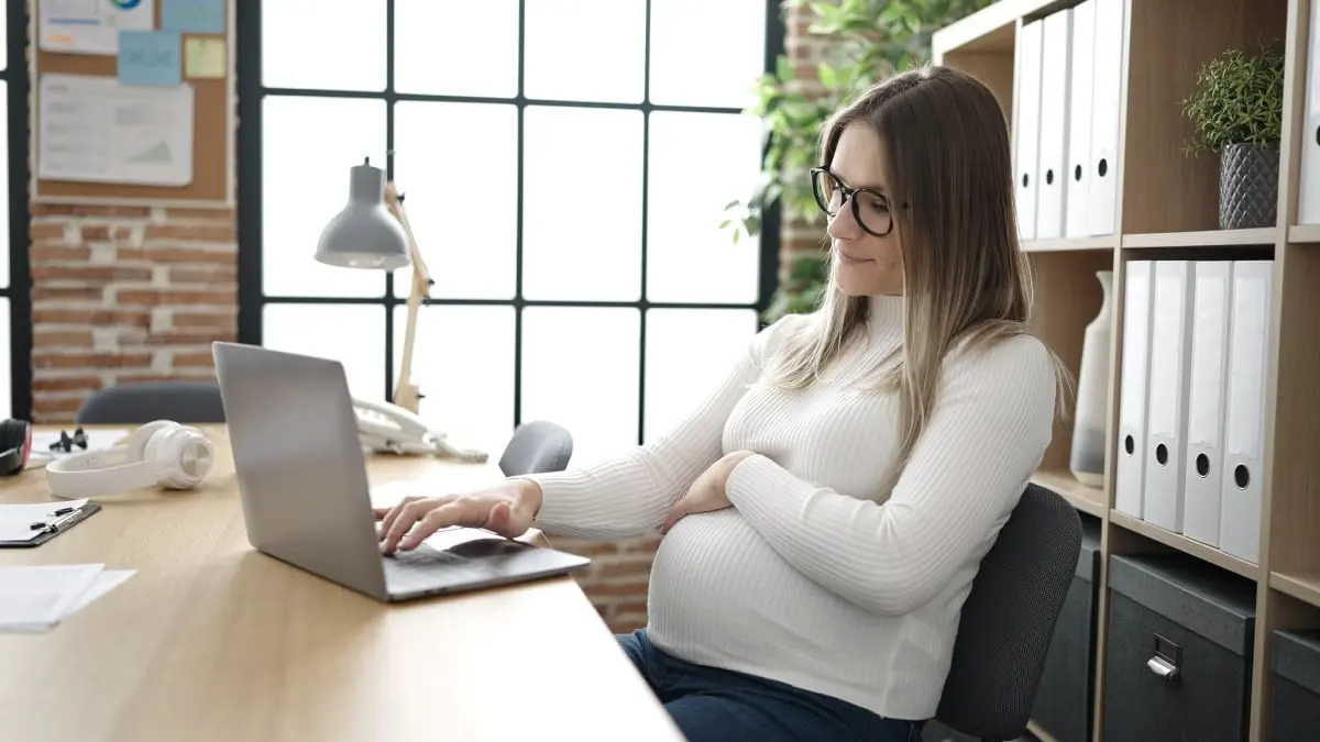 نصائح لتحقيق التوازن الآمن بين الحمل والوظيفة