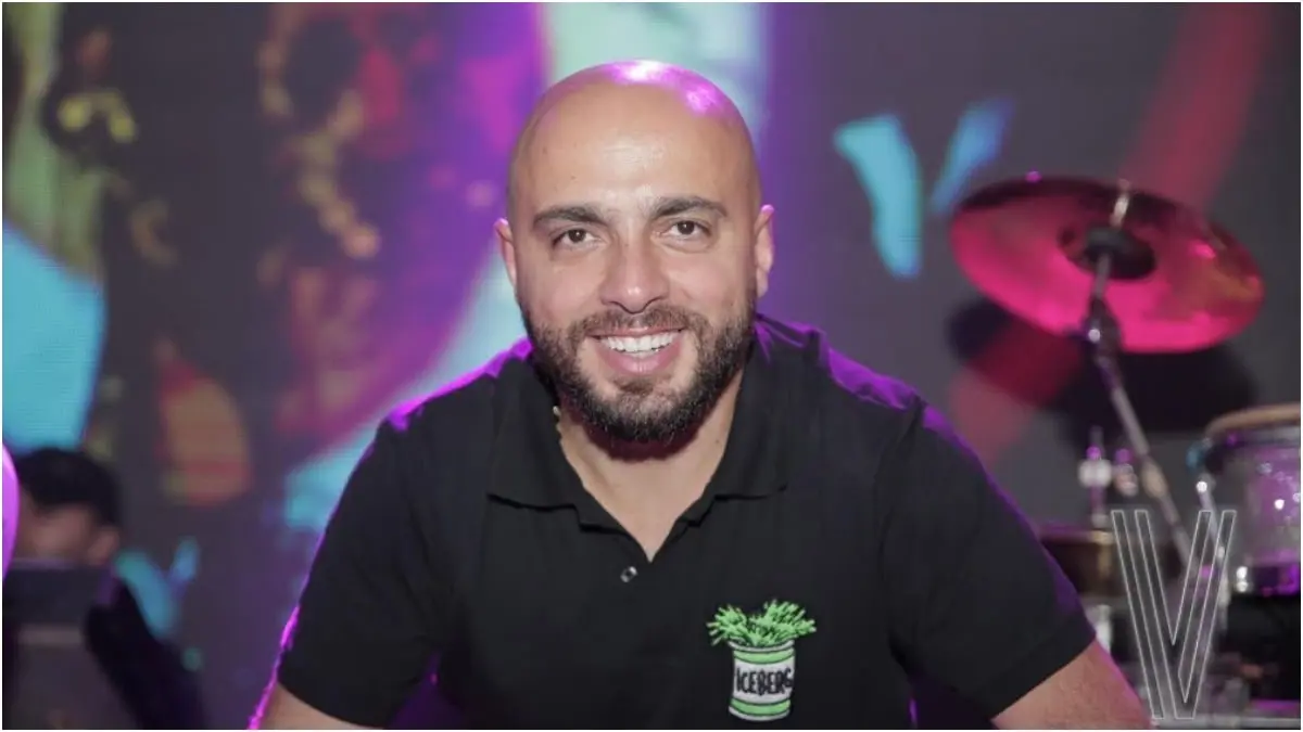 كارلوس اللبناني يؤدي أغنية عنصرية ضد الهنود ويتعرض للهجوم