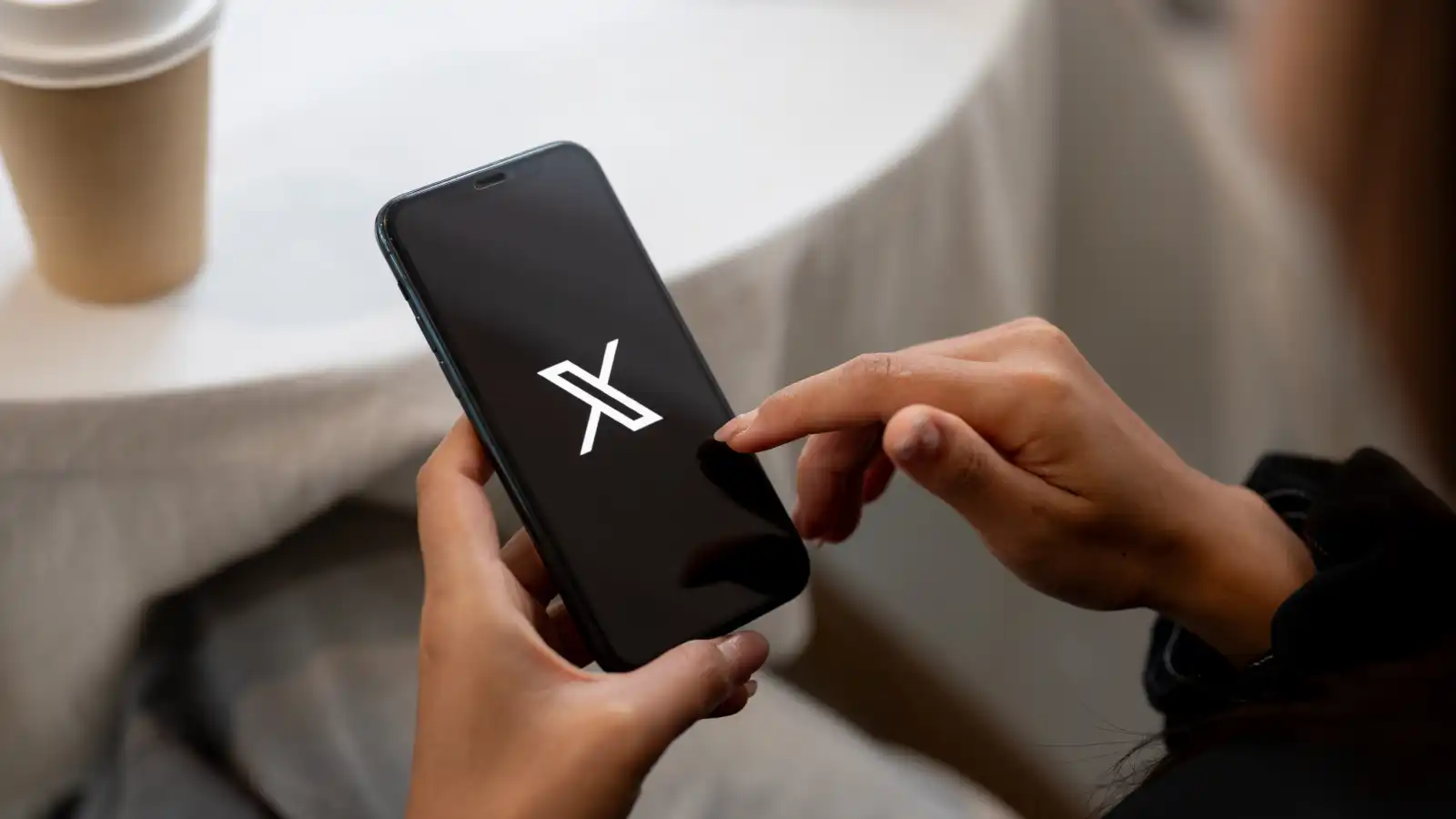 منصة X تختبر أداة جديدة لكشف الحظر الخفي وتراجع وصول المنشورات