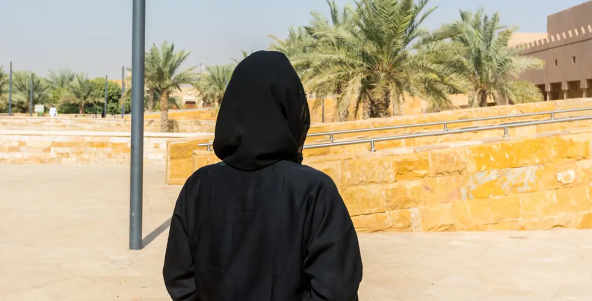 صورة لامرأة ترتدي زي الحرس الملكي تتصدر حديث السعوديين