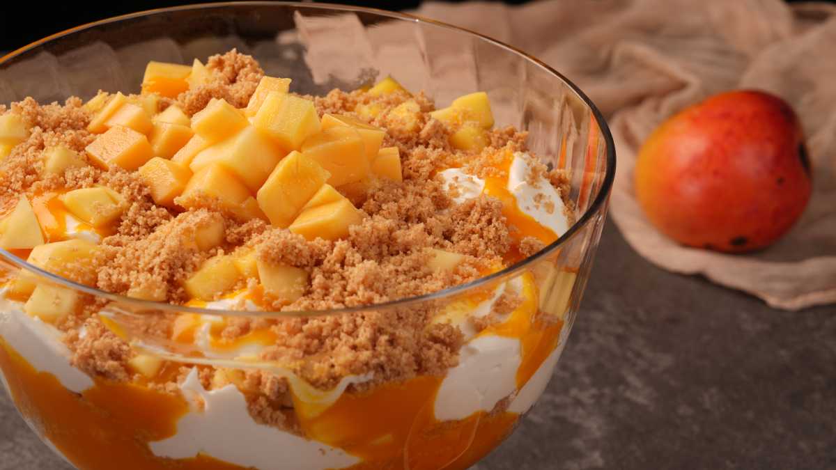 خطوات عمل تشيز كيك المانجو بالكريمة والبسكويت 