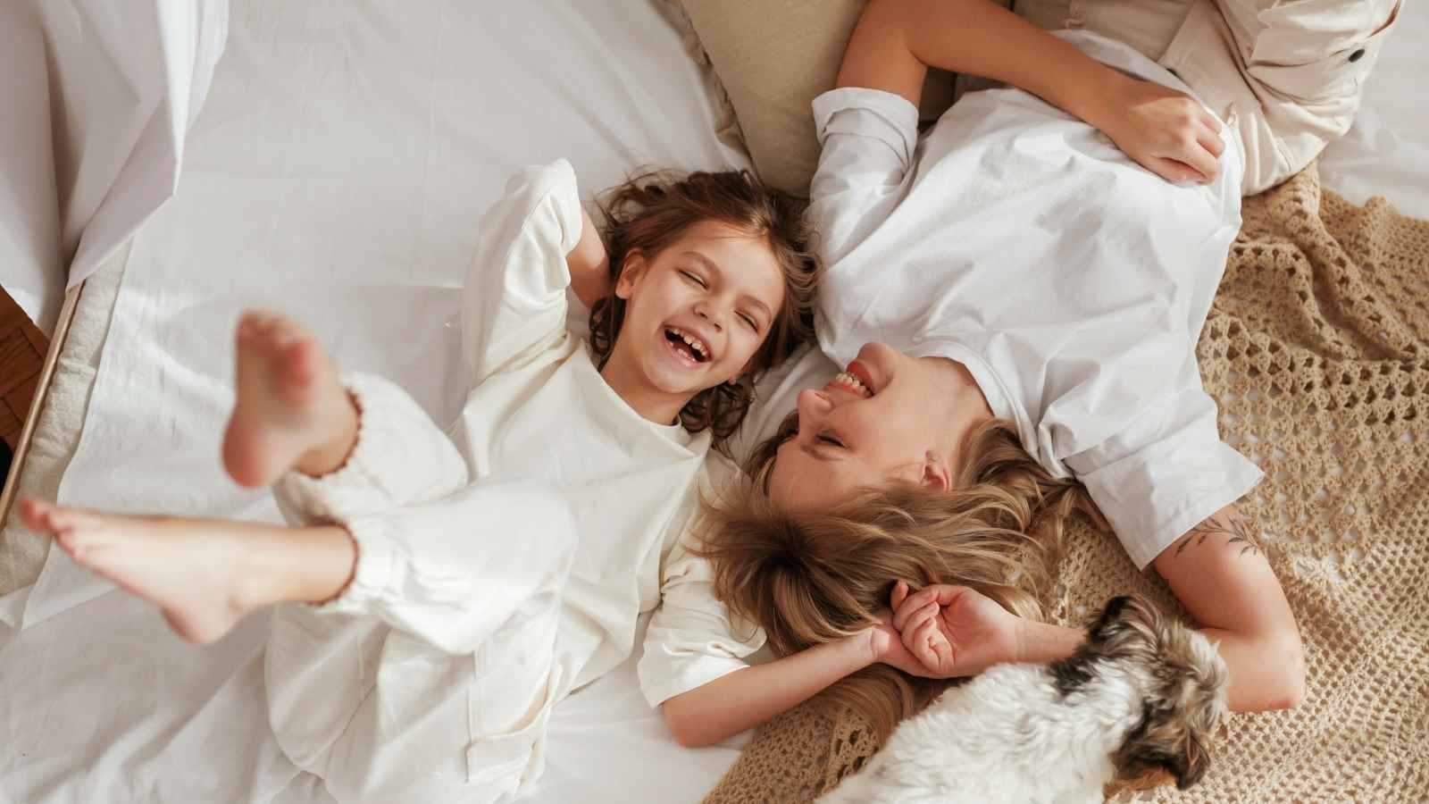 أسرار العلاقة العاطفية بين الأم وابنتها