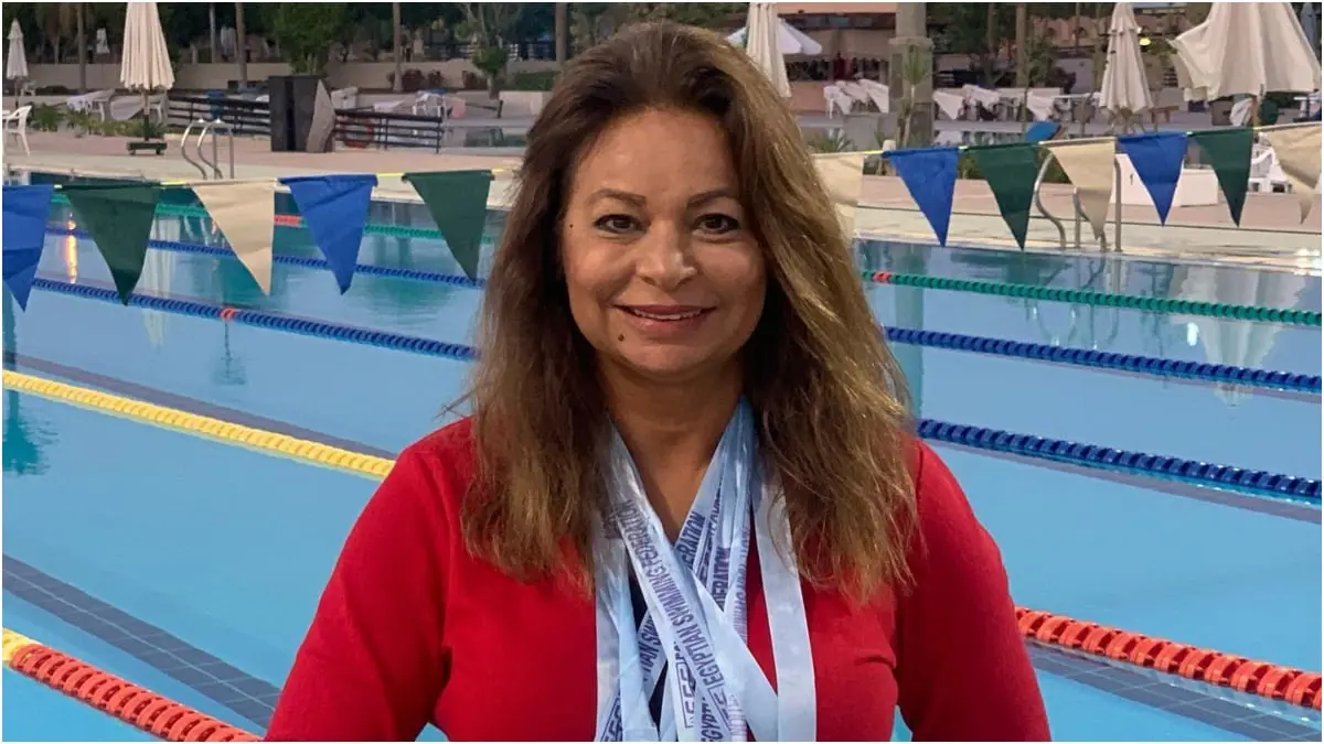 والدة ياسمين صبري تحطم رقما قياسيا في السباحة وتستعرض جوائزها الذهبية