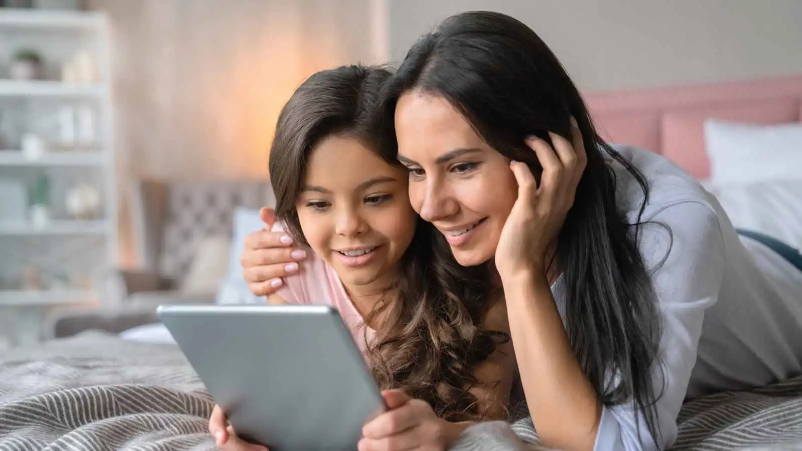 طفلك أمام سيل المعلومات.. أدوات تحميه من التضليل
