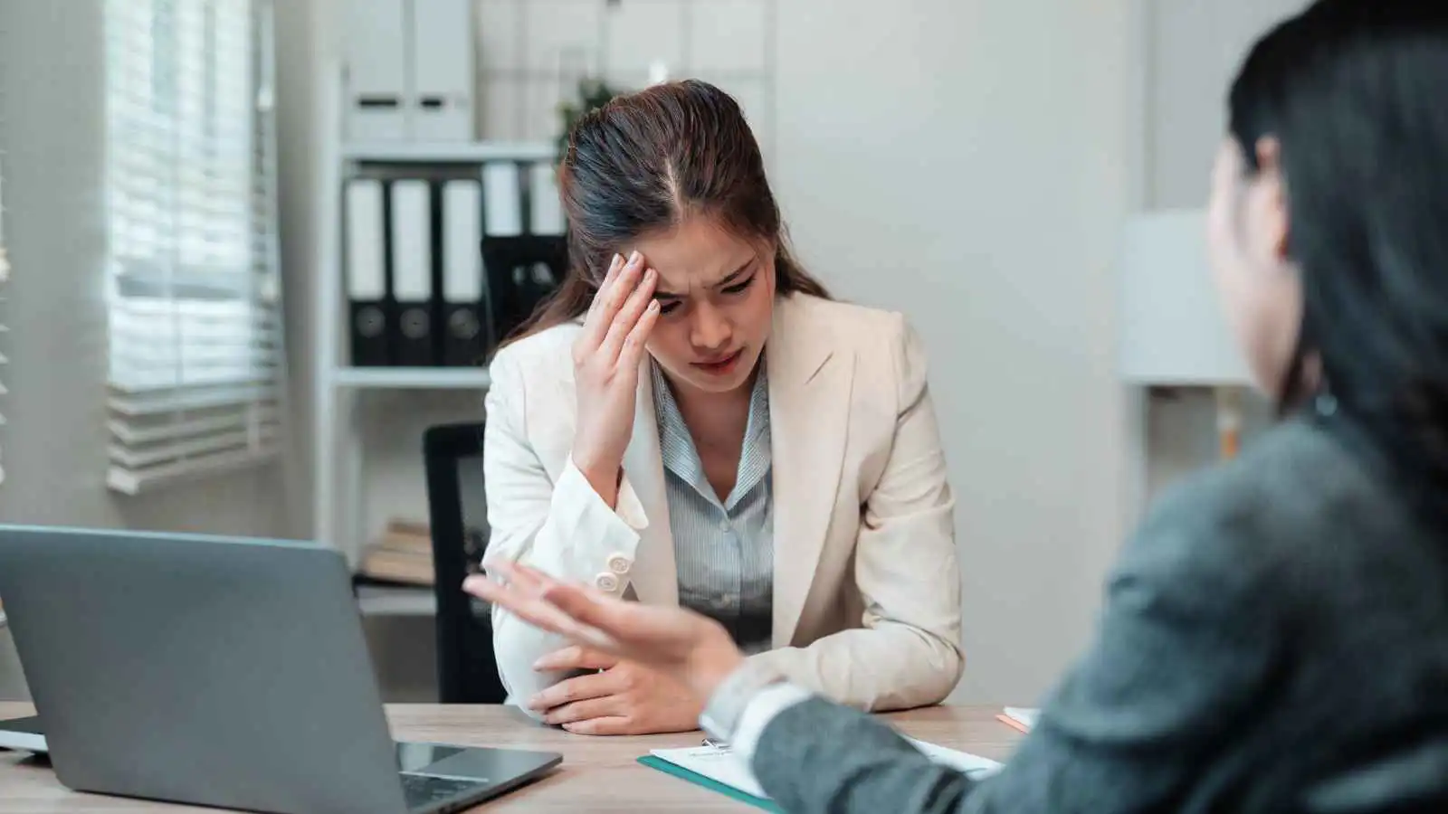 كيف تتعاملين مع الزميل السلبي من دون أن تتأثري