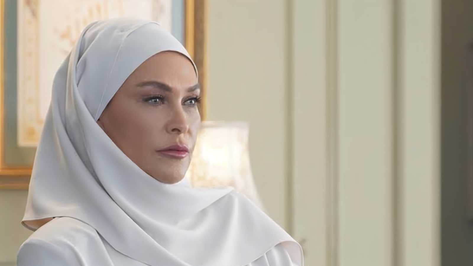 هوليا أفشار بالحجاب في إعلان "تحت نفس المطر"