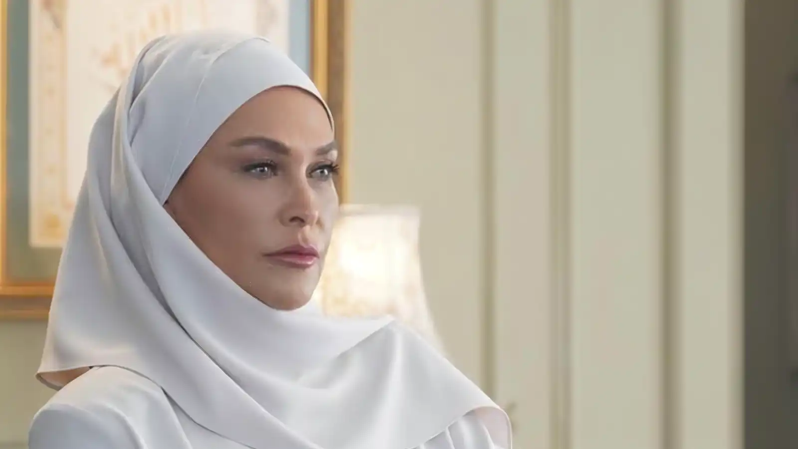 هوليا أفشار بالحجاب في إعلان "تحت نفس المطر"