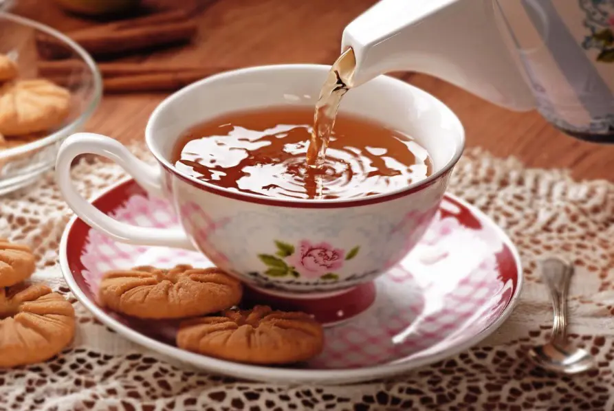 شخص يصب الشاي في فنجان