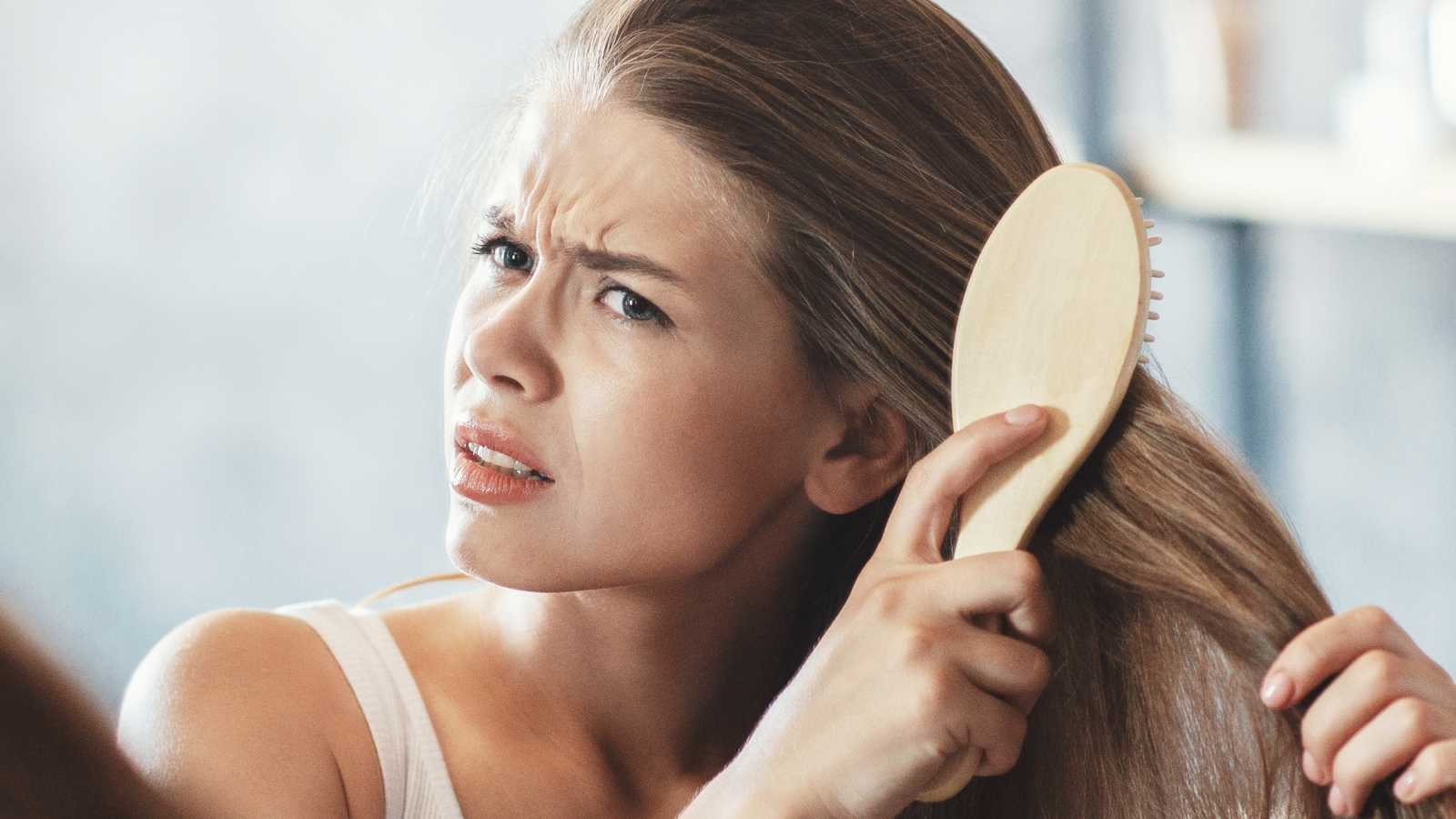الأسباب الخفية وراء تساقط الشعر وأبرز الحلول