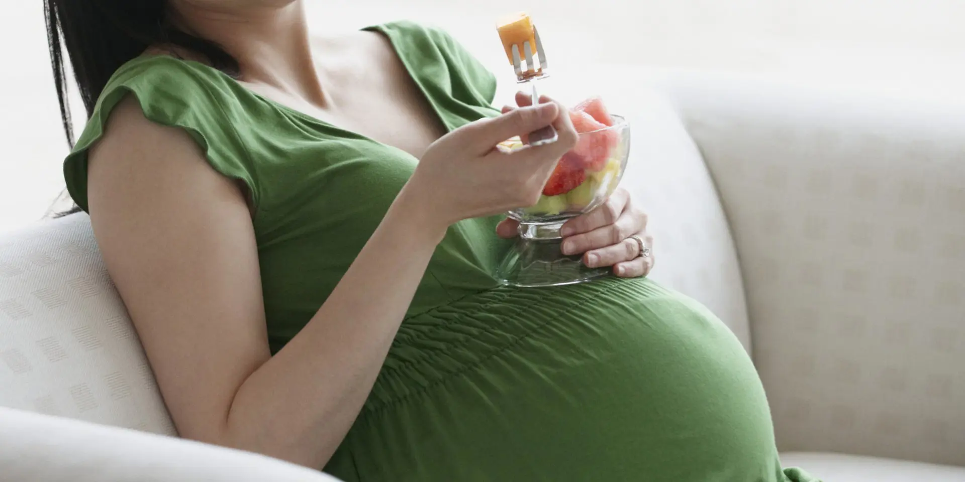 هل يجب على الحامل مضاعفة كميّة طعامها أثناء الحمل؟