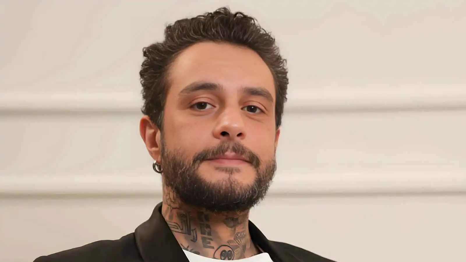 حقيقة زواج أحمد الفيشاوي من شابة أجنبية (صورة)