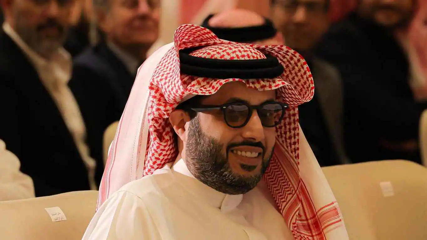 تركي آل الشيخ يثير فضول الجمهور حول مفاجأة مع إيلي صعب