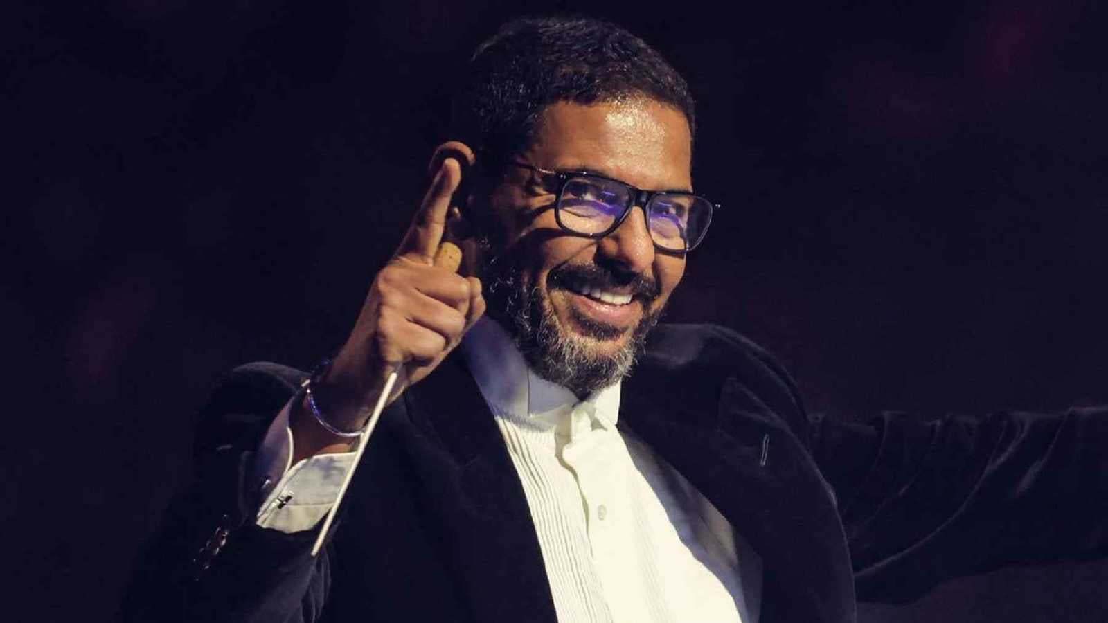 هاني فرحات يقبّل يد محمد عبده مجددًا.. والأخير: نكيد العوازل (فيديو)