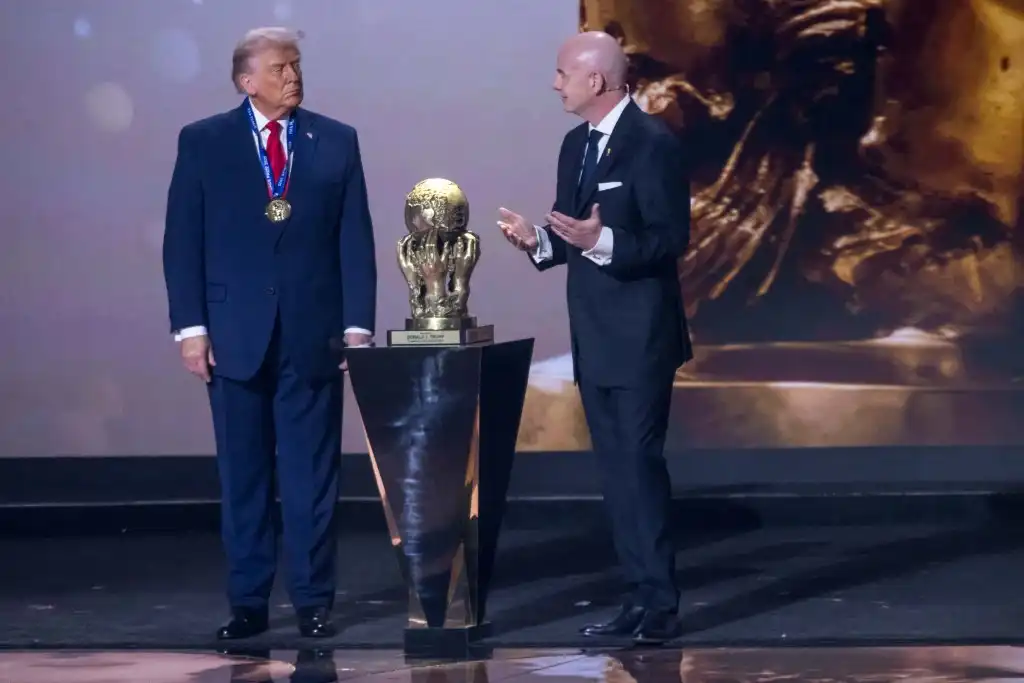 رئيس الفيفا جياني إنفانتينو والرئيس الأمريكي دونالد ترامب