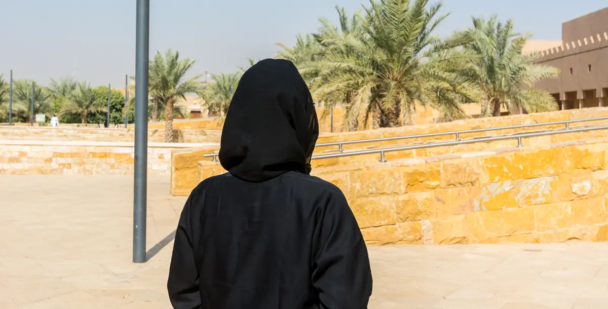 فتاة تسير في شوارع السعودية بدون عباية.. مالذي حصل؟