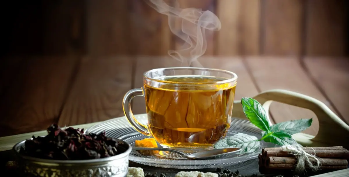 الشاي الأخضر أم الأسود.. أيهما الأكثر فائدة لصحتكِ؟!