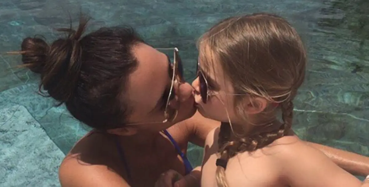 قبلة فيكتوريا بيكهام لابنتها على فمها تقلب الدنيا رأساً على عقب!