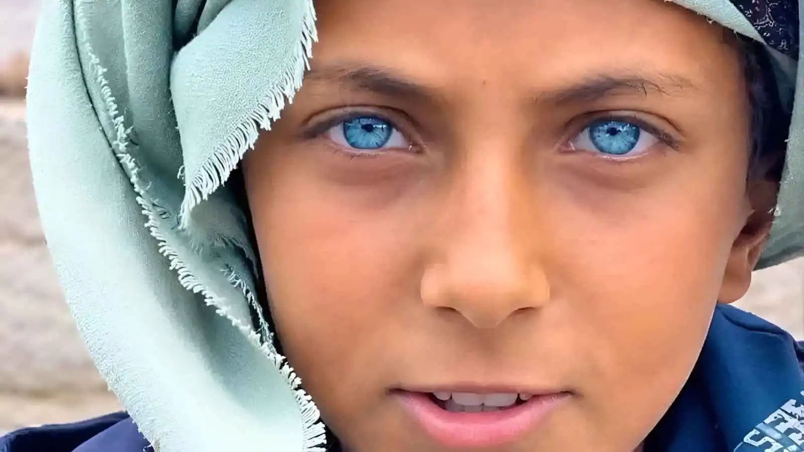 رسام الآنسي اليمني يخطف الأنظار بعينيه الزرقاوين (صور)