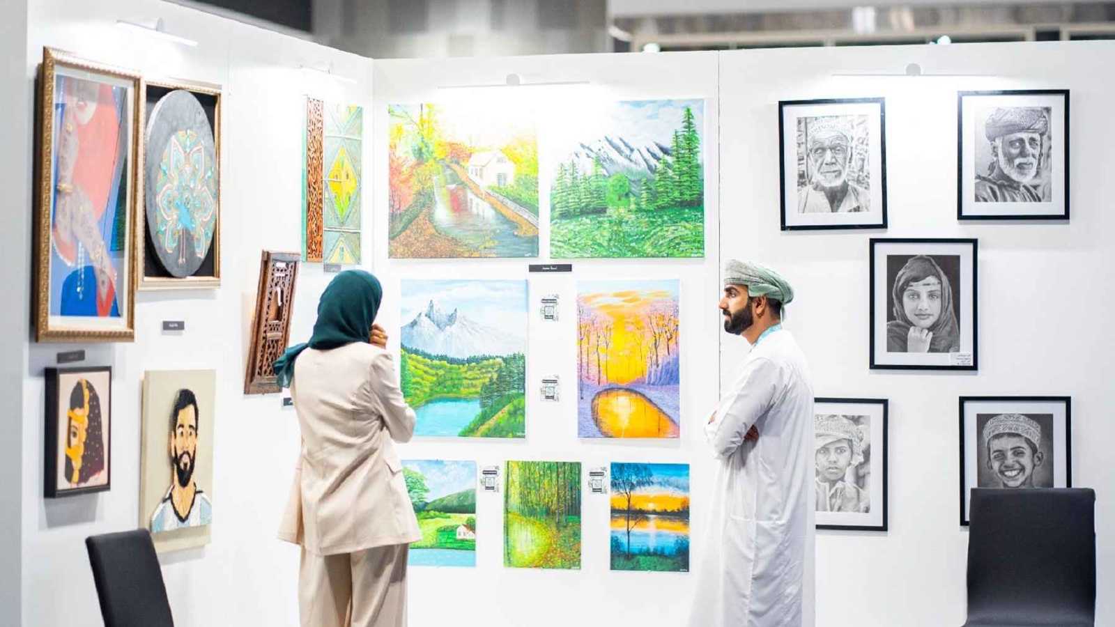 معرض "فن مسقط 2025" ينطلق تحت شعار "عناصر تبني الحكاية"