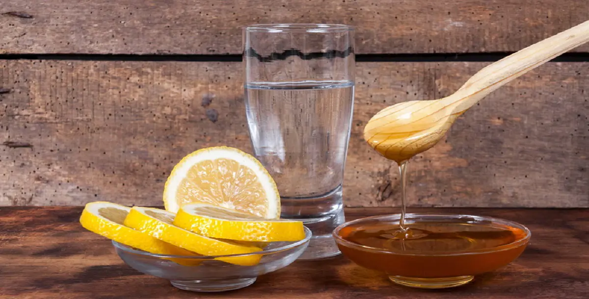 لهذه الأسباب عليكِ شرب ماء العسل والليمون كل صباح